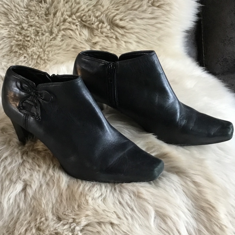 Chic Black Ankle Booties with Cute bow accents